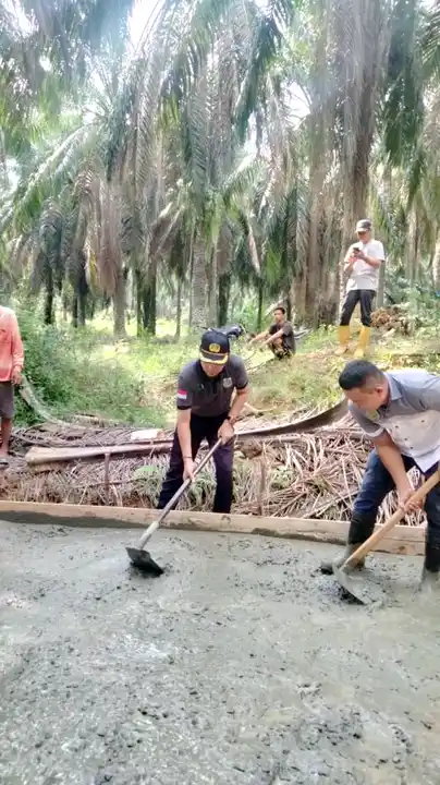 toha-tohet-bupati-muba-cor-jalan Warga bersama Camat Babat Supat gotong royong melakukan pengecoran jalan penghubung Babat Supat-Lais menggunakan mobil molen.