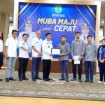 Bupati Muba Toha Tohet saat menerima sertifikat persetujuan desain konstruksi Jembatan P6 Lalan dari pejabat Kementerian PU.