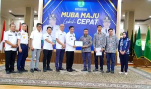 toha-tohet-bupati-muba-jembatan-lalan Bupati Muba Toha Tohet saat menerima sertifikat persetujuan desain konstruksi Jembatan P6 Lalan dari pejabat Kementerian PU.