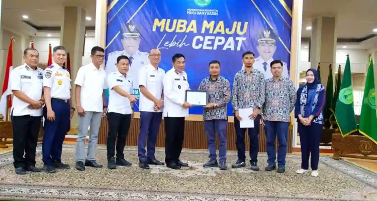 Bupati Muba Toha Tohet saat menerima sertifikat persetujuan desain konstruksi Jembatan P6 Lalan dari pejabat Kementerian PU.