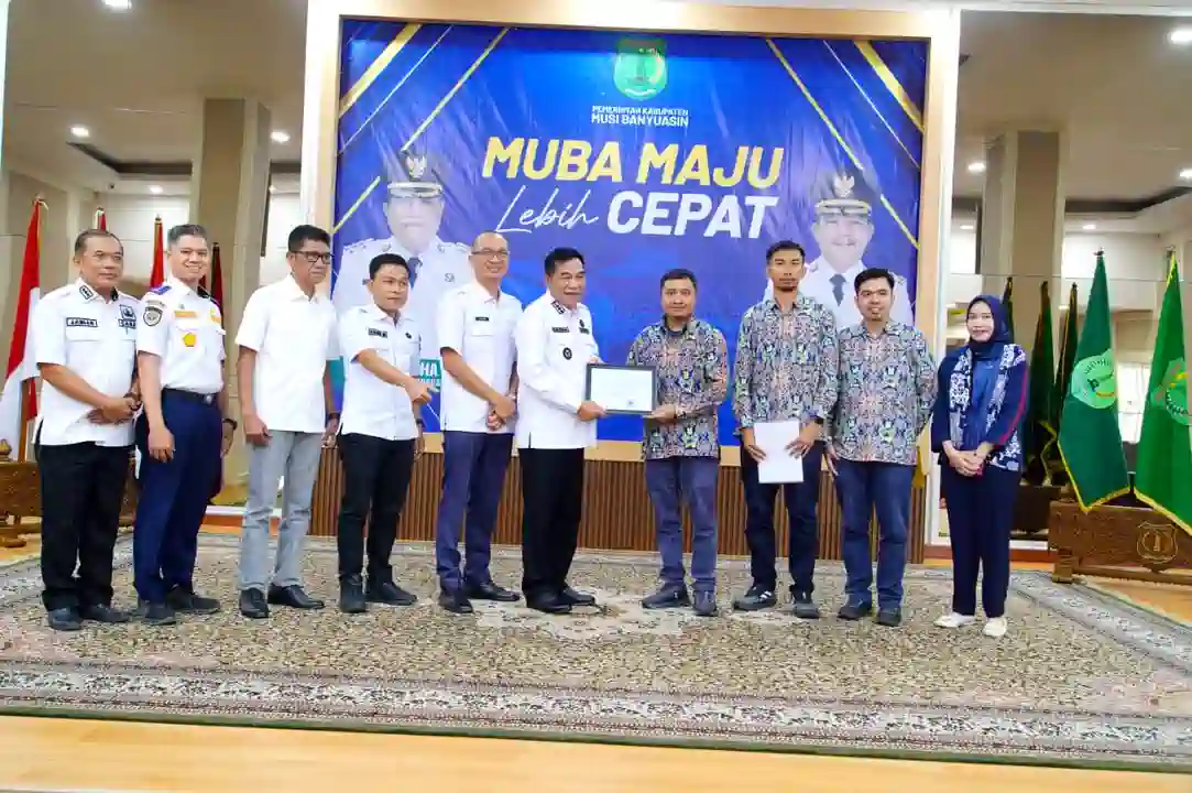 toha-tohet-bupati-muba-jembatan-lalan Bupati Muba Toha Tohet saat menerima sertifikat persetujuan desain konstruksi Jembatan P6 Lalan dari pejabat Kementerian PU.
