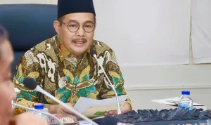 wabup-muba-abdur-rohman-rups-muba-energi Wakil Bupati Musi Banyuasin Kyai H. Abdur Rohman Husin mengenakan baju batik lengan panjang bermotif kombinasi warna cokelat emas, putih, dan hijau tosca, serta memakai peci hitam dan kacamata bulat berbingkai hitam