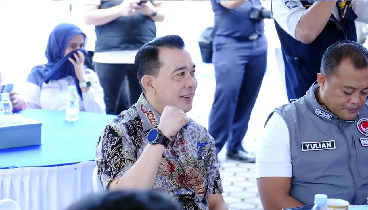 wakil-ketua-dprd-sumsel-h-nopianto-tahun-baru-islam Wakil Ketua DPRD Sumsel H Nopianto tersenyum saat menghadiri sebuah acara formal di Palembang.