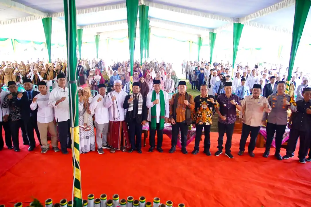 Bupati Muba HM Toha Tohet saat menghadiri acara wisuda santri Ponpes Al Mubarokah di Babat Supat Musi Banyuasin.