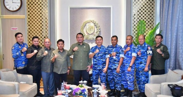 Ketua DPRD Provinsi Sumatera Selatan H. Andie Dinialdie, S.E., M.M., menerima kunjungan silaturahmi Komandan Lanud Sri Mulyono Herlambang (SMH) Kolonel Pnb Asep Wahyu Wijaya, M.M.S., di Kantor DPRD Provinsi Sumatera Selatan, Jumat (3/7/2026). Pertemuan tersebut membahas penguatan sinergi antarlembaga dalam mendukung pembangunan dan menjaga stabilitas keamanan di Sumatera Selatan. Ketua DPRD Provinsi Sumatera Selatan H. Andie Dinialdie, S.E., M.M., menerima kunjungan silaturahmi Komandan Lanud Sri Mulyono Herlambang (SMH) Kolonel Pnb Asep Wahyu Wijaya, M.M.S., di Kantor DPRD Provinsi Sumatera Selatan, Jumat (3/7/2026). Pertemuan tersebut membahas penguatan sinergi antarlembaga dalam mendukung pembangunan dan menjaga stabilitas keamanan di Sumatera Selatan.