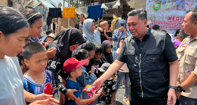 Anggota DPRD Provinsi Sumatera Selatan Dapil VII, M. Oktafiansyah, ST., MM., menyerahkan bantuan kepada warga korban kebakaran di Desa Muara Danau, Kecamatan Lintang Kanan, Kabupaten Empat Lawang, Minggu (26/7/2026), sebagai bentuk kepedulian terhadap 14 kepala keluarga yang terdampak musibah. Anggota DPRD Provinsi Sumatera Selatan Dapil VII, M. Oktafiansyah, ST., MM., menyerahkan bantuan kepada warga korban kebakaran di Desa Muara Danau, Kecamatan Lintang Kanan, Kabupaten Empat Lawang, Minggu (26/7/2026), sebagai bentuk kepedulian terhadap 14 kepala keluarga yang terdampak musibah.
