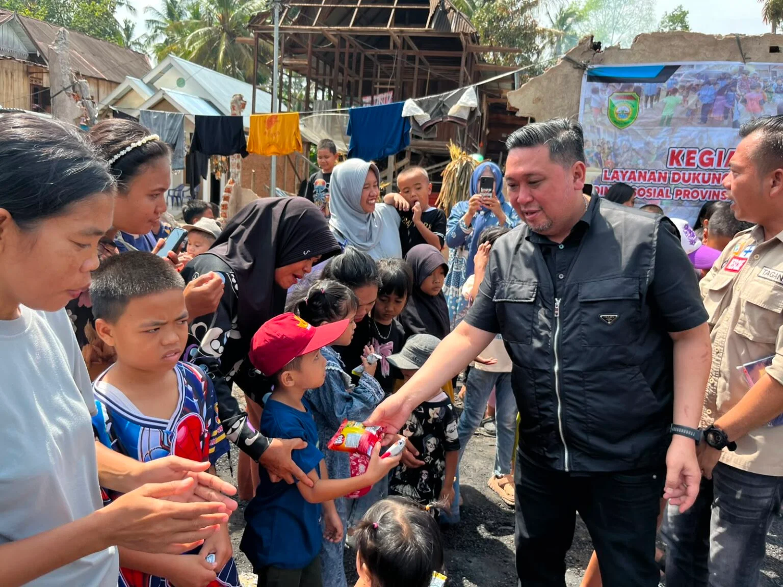 Anggota DPRD Provinsi Sumatera Selatan Dapil VII, M. Oktafiansyah, ST., MM., menyerahkan bantuan kepada warga korban kebakaran di Desa Muara Danau, Kecamatan Lintang Kanan, Kabupaten Empat Lawang, Minggu (26/7/2026), sebagai bentuk kepedulian terhadap 14 kepala keluarga yang terdampak musibah.