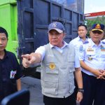 Gubernur Sumatera Selatan Herman Deru meninjau langsung salah satu SPBU di Palembang saat mengevaluasi penyebab antrean panjang kendaraan pengisi Biosolar, Selasa (14/7/2026). Bersama Pertamina, BPH Migas, dan kepolisian, Pemprov Sumsel menyiapkan sejumlah langkah percepatan untuk mengurai antrean dan menjaga kelancaran distribusi BBM bersubsidi. Gubernur Sumatera Selatan Herman Deru meninjau langsung salah satu SPBU di Palembang saat mengevaluasi penyebab antrean panjang kendaraan pengisi Biosolar, Selasa (14/7/2026). Bersama Pertamina, BPH Migas, dan kepolisian, Pemprov Sumsel menyiapkan sejumlah langkah percepatan untuk mengurai antrean dan menjaga kelancaran distribusi BBM bersubsidi.