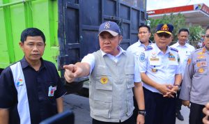 Gubernur Sumatera Selatan Herman Deru meninjau langsung salah satu SPBU di Palembang saat mengevaluasi penyebab antrean panjang kendaraan pengisi Biosolar, Selasa (14/7/2026). Bersama Pertamina, BPH Migas, dan kepolisian, Pemprov Sumsel menyiapkan sejumlah langkah percepatan untuk mengurai antrean dan menjaga kelancaran distribusi BBM bersubsidi. Gubernur Sumatera Selatan Herman Deru meninjau langsung salah satu SPBU di Palembang saat mengevaluasi penyebab antrean panjang kendaraan pengisi Biosolar, Selasa (14/7/2026). Bersama Pertamina, BPH Migas, dan kepolisian, Pemprov Sumsel menyiapkan sejumlah langkah percepatan untuk mengurai antrean dan menjaga kelancaran distribusi BBM bersubsidi.