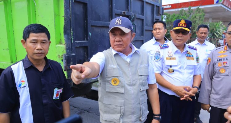 Gubernur Sumatera Selatan Herman Deru meninjau langsung salah satu SPBU di Palembang saat mengevaluasi penyebab antrean panjang kendaraan pengisi Biosolar, Selasa (14/7/2026). Bersama Pertamina, BPH Migas, dan kepolisian, Pemprov Sumsel menyiapkan sejumlah langkah percepatan untuk mengurai antrean dan menjaga kelancaran distribusi BBM bersubsidi. Gubernur Sumatera Selatan Herman Deru meninjau langsung salah satu SPBU di Palembang saat mengevaluasi penyebab antrean panjang kendaraan pengisi Biosolar, Selasa (14/7/2026). Bersama Pertamina, BPH Migas, dan kepolisian, Pemprov Sumsel menyiapkan sejumlah langkah percepatan untuk mengurai antrean dan menjaga kelancaran distribusi BBM bersubsidi.