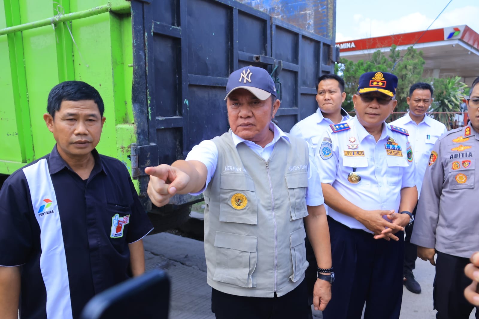 Gubernur Sumatera Selatan Herman Deru meninjau langsung salah satu SPBU di Palembang saat mengevaluasi penyebab antrean panjang kendaraan pengisi Biosolar, Selasa (14/7/2026). Bersama Pertamina, BPH Migas, dan kepolisian, Pemprov Sumsel menyiapkan sejumlah langkah percepatan untuk mengurai antrean dan menjaga kelancaran distribusi BBM bersubsidi. Gubernur Sumatera Selatan Herman Deru meninjau langsung salah satu SPBU di Palembang saat mengevaluasi penyebab antrean panjang kendaraan pengisi Biosolar, Selasa (14/7/2026). Bersama Pertamina, BPH Migas, dan kepolisian, Pemprov Sumsel menyiapkan sejumlah langkah percepatan untuk mengurai antrean dan menjaga kelancaran distribusi BBM bersubsidi.