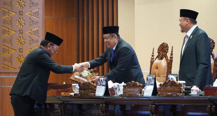 Wakil Gubernur Sumsel H. Cik Ujang menghadiri Rapat Paripurna XXXVIII DPRD Sumsel yang membahas laporan hasil kerja Pansus Optimalisasi Pendapatan Daerah serta Rapat Paripurna XXXIX dengan agenda penyampaian laporan hasil reses pimpinan dan anggota DPRD Sumsel di Ruang Rapat Paripurna DPRD Sumsel, Senin (13/7/2026). Wakil Gubernur Sumsel H. Cik Ujang menghadiri Rapat Paripurna XXXVIII DPRD Sumsel yang membahas laporan hasil kerja Pansus Optimalisasi Pendapatan Daerah serta Rapat Paripurna XXXIX dengan agenda penyampaian laporan hasil reses pimpinan dan anggota DPRD Sumsel di Ruang Rapat Paripurna DPRD Sumsel, Senin (13/7/2026).