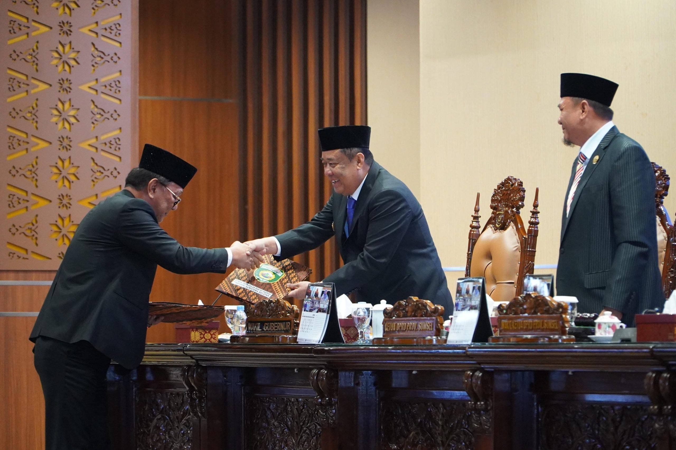 Wakil Gubernur Sumsel H. Cik Ujang menghadiri Rapat Paripurna XXXVIII DPRD Sumsel yang membahas laporan hasil kerja Pansus Optimalisasi Pendapatan Daerah serta Rapat Paripurna XXXIX dengan agenda penyampaian laporan hasil reses pimpinan dan anggota DPRD Sumsel di Ruang Rapat Paripurna DPRD Sumsel, Senin (13/7/2026). Wakil Gubernur Sumsel H. Cik Ujang menghadiri Rapat Paripurna XXXVIII DPRD Sumsel yang membahas laporan hasil kerja Pansus Optimalisasi Pendapatan Daerah serta Rapat Paripurna XXXIX dengan agenda penyampaian laporan hasil reses pimpinan dan anggota DPRD Sumsel di Ruang Rapat Paripurna DPRD Sumsel, Senin (13/7/2026).