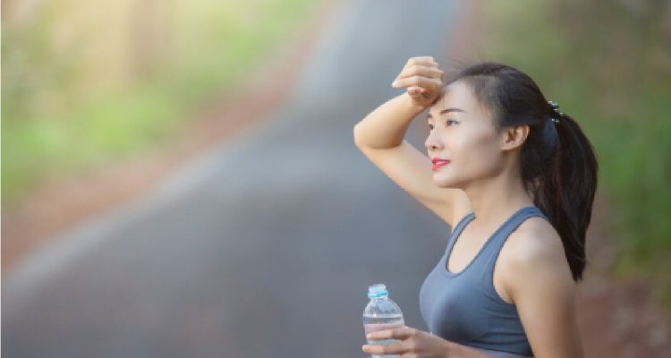 Aktivitas olahraga di tengah cuaca panas ekstrem memerlukan persiapan yang matang, mulai dari menjaga hidrasi, mengenakan pakaian yang tepat, hingga mengurangi intensitas latihan demi menjaga keselamatan.