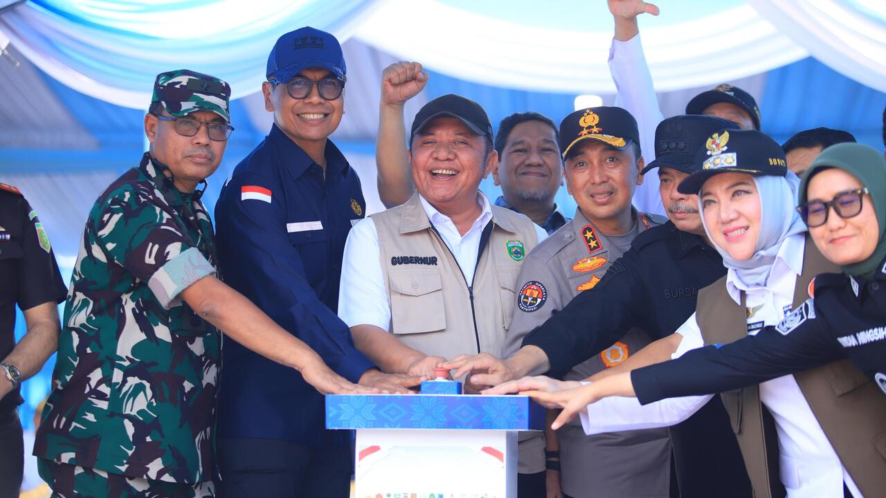 Gubernur Sumsel H. Herman Deru memimpin Deklarasi dan Ikrar Bersama Tata Kelola Sumur Minyak Masyarakat di Kabupaten Lahat sebagai bentuk komitmen mendukung pengelolaan migas rakyat yang sesuai regulasi.