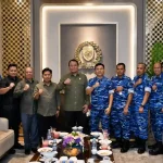 ketua-dprd-sumsel-terima-kunjungan-danlanud-smh-2026 Foto bersama di ruang tamu pimpinan DPRD Sumsel. Tampak Ketua DPRD Sumsel H. Andie Dinialdie, S.E., M.M. berkaus safari hijau zaitun berdiri di tengah bersama Danlanud SMH Kolonel Pnb Asep Wahyu Wijaya yang berseragam loreng biru TNI AU, dikelilingi jajaran perwira Lanud SMH dan staf DPRD Sumsel yang kompak mengepalkan tangan ke depan.