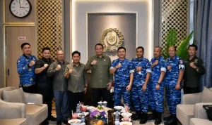 ketua-dprd-sumsel-terima-kunjungan-danlanud-smh-2026 Foto bersama di ruang tamu pimpinan DPRD Sumsel. Tampak Ketua DPRD Sumsel H. Andie Dinialdie, S.E., M.M. berkaus safari hijau zaitun berdiri di tengah bersama Danlanud SMH Kolonel Pnb Asep Wahyu Wijaya yang berseragam loreng biru TNI AU, dikelilingi jajaran perwira Lanud SMH dan staf DPRD Sumsel yang kompak mengepalkan tangan ke depan.