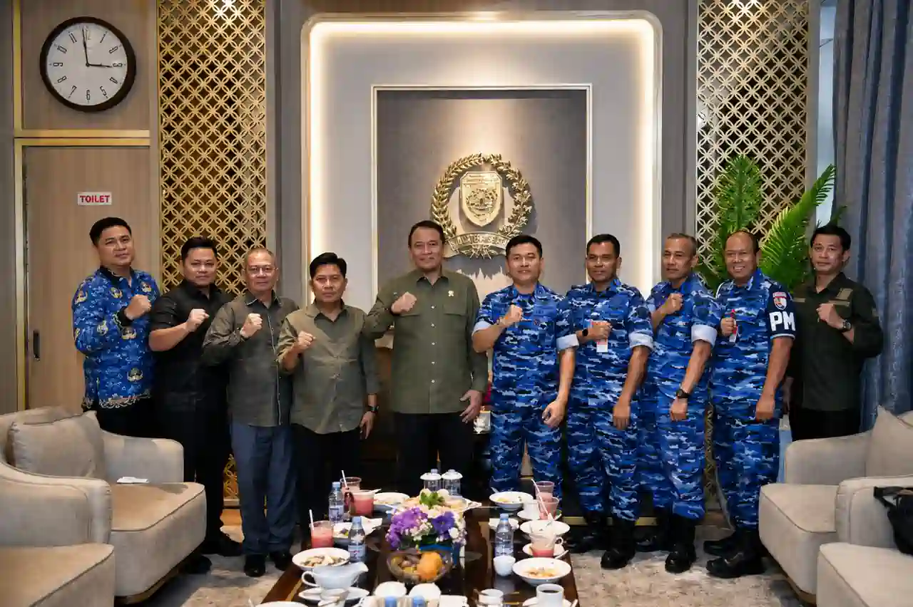 ketua-dprd-sumsel-terima-kunjungan-danlanud-smh-2026 Foto bersama di ruang tamu pimpinan DPRD Sumsel. Tampak Ketua DPRD Sumsel H. Andie Dinialdie, S.E., M.M. berkaus safari hijau zaitun berdiri di tengah bersama Danlanud SMH Kolonel Pnb Asep Wahyu Wijaya yang berseragam loreng biru TNI AU, dikelilingi jajaran perwira Lanud SMH dan staf DPRD Sumsel yang kompak mengepalkan tangan ke depan.