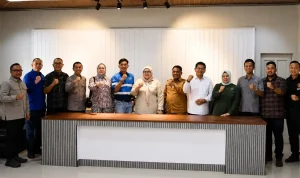 komisi-1-dprd-sumsel-kunker-marga-sungsang-banyuasin Foto bersama rombongan Komisi I DPRD Sumsel bersama Kepala Desa Marga Sungsang dan tokoh masyarakat.