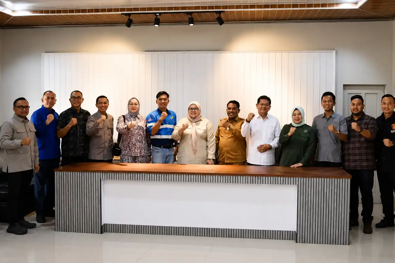 Foto bersama rombongan Komisi I DPRD Sumsel bersama Kepala Desa Marga Sungsang dan tokoh masyarakat.
