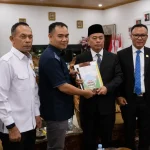 pansus-perkebunan-dprd-sumsel-serahkan-rekomendasi-bupati-lahat Penyerahan dokumen rekomendasi Pansus Perkebunan DPRD Sumsel kepada Pemerintah Kabupaten Lahat.