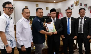 Penyerahan dokumen rekomendasi Pansus Perkebunan DPRD Sumsel kepada Pemerintah Kabupaten Lahat.