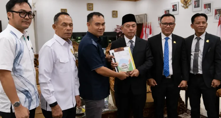 pansus-perkebunan-dprd-sumsel-serahkan-rekomendasi-bupati-lahat Penyerahan dokumen rekomendasi Pansus Perkebunan DPRD Sumsel kepada Pemerintah Kabupaten Lahat.