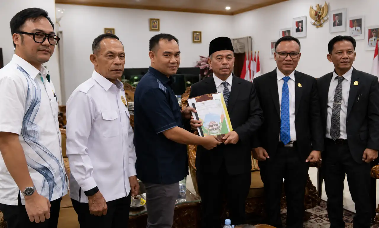 pansus-perkebunan-dprd-sumsel-serahkan-rekomendasi-bupati-lahat Penyerahan dokumen rekomendasi Pansus Perkebunan DPRD Sumsel kepada Pemerintah Kabupaten Lahat.