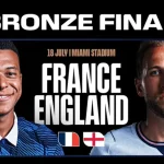 prancis-vs-inggris-perebutan-juara-3-piala-dunia-2026 Poster resmi promosi pertandingan perebutan peringkat ketiga bertajuk "BRONZE FINAL" dengan latar belakang hitam. Poster ini menampilkan wajah Kylian Mbappe (Prancis) di sebelah kiri mengenakan seragam biru berkerah putih dan Harry Kane (Inggris) di sebelah kanan mengenakan seragam putih berkerah biru gelap dalam posisi saling berhadapan. Di antara keduanya terdapat tulisan "18 JULY | MIAMI STADIUM FRANCE ENGLAND" lengkap dengan bendera kecil kedua negara di bagian bawah.