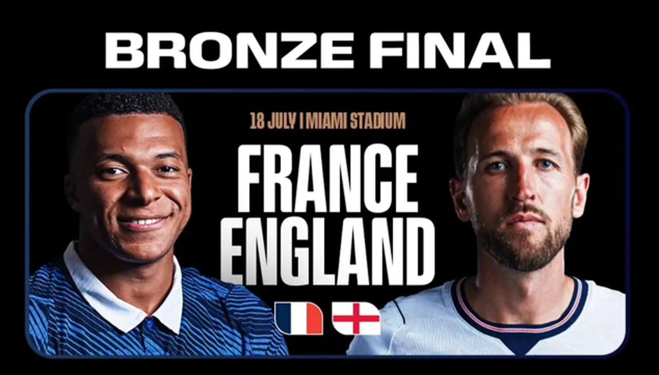 prancis-vs-inggris-perebutan-juara-3-piala-dunia-2026 Poster resmi promosi pertandingan perebutan peringkat ketiga bertajuk "BRONZE FINAL" dengan latar belakang hitam. Poster ini menampilkan wajah Kylian Mbappe (Prancis) di sebelah kiri mengenakan seragam biru berkerah putih dan Harry Kane (Inggris) di sebelah kanan mengenakan seragam putih berkerah biru gelap dalam posisi saling berhadapan. Di antara keduanya terdapat tulisan "18 JULY | MIAMI STADIUM FRANCE ENGLAND" lengkap dengan bendera kecil kedua negara di bagian bawah.