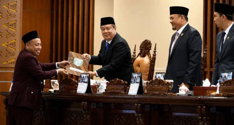 rapat-paripurna-dprd-sumsel-pansus-pad-2026 Penyerahan dokumen laporan hasil kerja Pansus DPRD Sumsel. Tampak Juru Bicara Pansus menyerahkan berkas bersampul batik kepada Wakil Gubernur Sumsel Cik Ujang di meja pimpinan Rapat Paripurna XXXVIII, disaksikan Ketua DPRD Sumsel Andie Dinialdie dan pimpinan dewan lainnya.