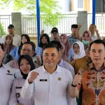 reses-dprd-sumsel-di-palembanng Suasana keakraban pertemuan tatap muka dalam agenda reses DPRD Sumsel. Tampak beberapa pejabat daerah dan tokoh masyarakat berfoto bersama warga dengan mengepalkan tangan ke depan sebagai simbol semangat dan komitmen membangun daerah.