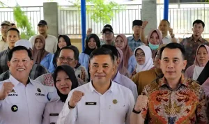 reses-dprd-sumsel-di-palembanng Suasana keakraban pertemuan tatap muka dalam agenda reses DPRD Sumsel. Tampak beberapa pejabat daerah dan tokoh masyarakat berfoto bersama warga dengan mengepalkan tangan ke depan sebagai simbol semangat dan komitmen membangun daerah.