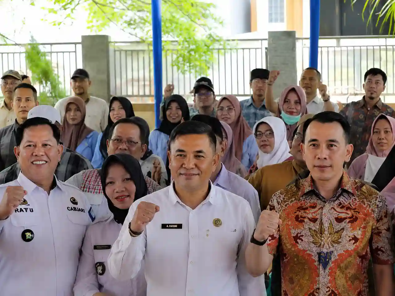 reses-dprd-sumsel-di-palembanng Suasana keakraban pertemuan tatap muka dalam agenda reses DPRD Sumsel. Tampak beberapa pejabat daerah dan tokoh masyarakat berfoto bersama warga dengan mengepalkan tangan ke depan sebagai simbol semangat dan komitmen membangun daerah.