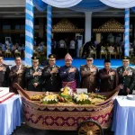 wakil-ketua-dprd-sumsel-hari-bhayangkara-80-2026 Foto bersama pimpinan Forkopimda Sumatera Selatan pada Peringatan Hari Bhayangkara ke-80 di Halaman Griya Agung, Palembang.