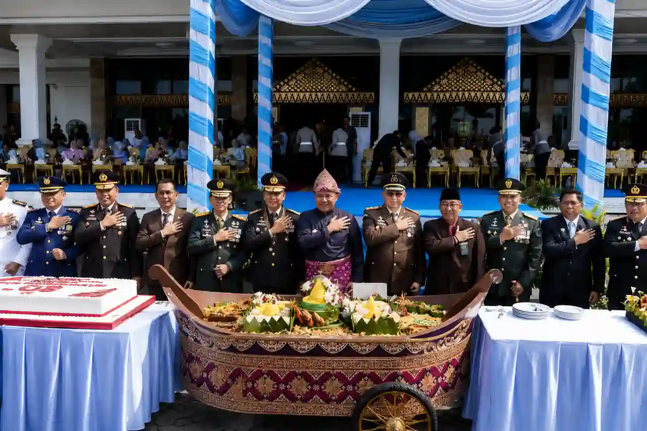 wakil-ketua-dprd-sumsel-hari-bhayangkara-80-2026 Foto bersama pimpinan Forkopimda Sumatera Selatan pada Peringatan Hari Bhayangkara ke-80 di Halaman Griya Agung, Palembang.