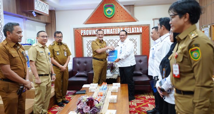 Sekretaris Daerah Provinsi Sumatera Selatan menerima audiensi Kepala Badan Narkotika Nasional Provinsi (BNNP) Sumatera Selatan di Ruang Kerja Sekda Sumsel, Senin (3/8/2026). Pertemuan tersebut membahas penguatan sinergi, dukungan Pemerintah Provinsi Sumatera Selatan terhadap program BNNP, serta upaya bersama dalam pencegahan dan pemberantasan penyalahgunaan serta peredaran gelap narkotika. Sekretaris Daerah Provinsi Sumatera Selatan menerima audiensi Kepala Badan Narkotika Nasional Provinsi (BNNP) Sumatera Selatan di Ruang Kerja Sekda Sumsel, Senin (3/8/2026). Pertemuan tersebut membahas penguatan sinergi, dukungan Pemerintah Provinsi Sumatera Selatan terhadap program BNNP, serta upaya bersama dalam pencegahan dan pemberantasan penyalahgunaan serta peredaran gelap narkotika.
