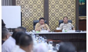 Gubernur Sumatera Selatan Herman Deru bersama Wakil Gubernur Sumsel Cik Ujang memimpin rapat terbatas bersama jajaran direksi dan komisaris BUMD Sumsel di Griya Agung, Palembang, Senin (10/8/2026). Gubernur Sumatera Selatan Herman Deru bersama Wakil Gubernur Sumsel Cik Ujang memimpin rapat terbatas bersama jajaran direksi dan komisaris BUMD Sumsel di Griya Agung, Palembang, Senin (10/8/2026).