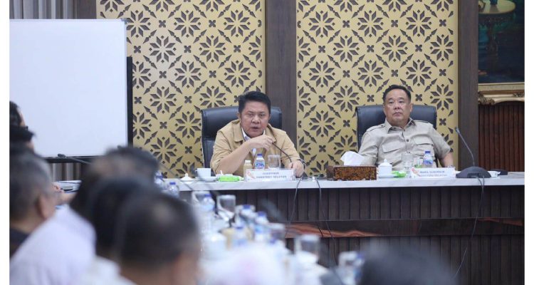 Gubernur Sumatera Selatan Herman Deru bersama Wakil Gubernur Sumsel Cik Ujang memimpin rapat terbatas bersama jajaran direksi dan komisaris BUMD Sumsel di Griya Agung, Palembang, Senin (10/8/2026). Gubernur Sumatera Selatan Herman Deru bersama Wakil Gubernur Sumsel Cik Ujang memimpin rapat terbatas bersama jajaran direksi dan komisaris BUMD Sumsel di Griya Agung, Palembang, Senin (10/8/2026).