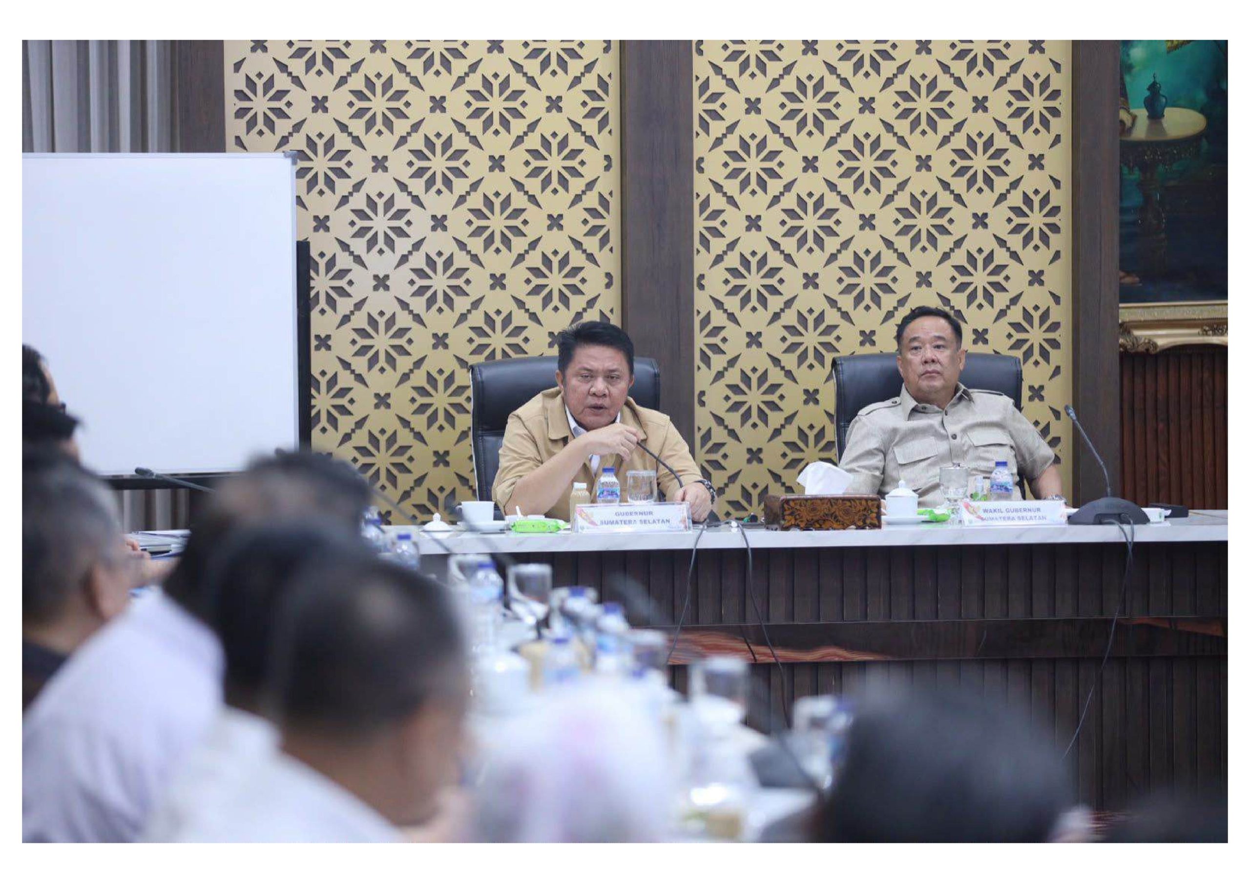 Gubernur Sumatera Selatan Herman Deru bersama Wakil Gubernur Sumsel Cik Ujang memimpin rapat terbatas bersama jajaran direksi dan komisaris BUMD Sumsel di Griya Agung, Palembang, Senin (10/8/2026). Gubernur Sumatera Selatan Herman Deru bersama Wakil Gubernur Sumsel Cik Ujang memimpin rapat terbatas bersama jajaran direksi dan komisaris BUMD Sumsel di Griya Agung, Palembang, Senin (10/8/2026).