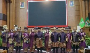 Gubernur Sumatera Selatan Herman Deru bersama Bupati Musi Rawas Hj. Ratna Machmud dan para tamu undangan menghadiri Rapat Paripurna Istimewa DPRD Kabupaten Musi Rawas dalam rangka memperingati HUT ke-83 Kabupaten Musi Rawas, Senin (20/4/2026). Gubernur Sumatera Selatan Herman Deru bersama Bupati Musi Rawas Hj. Ratna Machmud dan para tamu undangan menghadiri Rapat Paripurna Istimewa DPRD Kabupaten Musi Rawas dalam rangka memperingati HUT ke-83 Kabupaten Musi Rawas, Senin (20/4/2026).