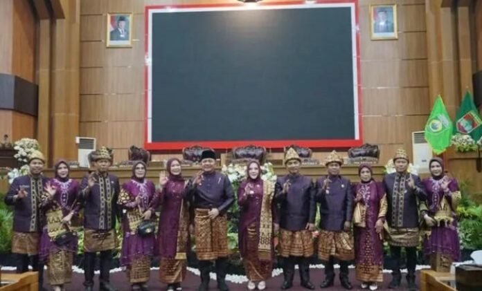 Gubernur Sumatera Selatan Herman Deru bersama Bupati Musi Rawas Hj. Ratna Machmud dan para tamu undangan menghadiri Rapat Paripurna Istimewa DPRD Kabupaten Musi Rawas dalam rangka memperingati HUT ke-83 Kabupaten Musi Rawas, Senin (20/4/2026). Gubernur Sumatera Selatan Herman Deru bersama Bupati Musi Rawas Hj. Ratna Machmud dan para tamu undangan menghadiri Rapat Paripurna Istimewa DPRD Kabupaten Musi Rawas dalam rangka memperingati HUT ke-83 Kabupaten Musi Rawas, Senin (20/4/2026).