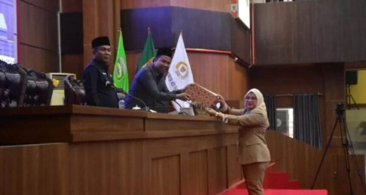 Wakil Bupati Musi Rawas, H. Suprayitno, menghadiri Rapat Paripurna DPRD Kabupaten Musi Rawas dengan agenda penyampaian pandangan umum fraksi-fraksi terhadap Raperda tentang Pertanggungjawaban Pelaksanaan APBD Tahun Anggaran 2025. Wakil Bupati Musi Rawas, H. Suprayitno, menghadiri Rapat Paripurna DPRD Kabupaten Musi Rawas dengan agenda penyampaian pandangan umum fraksi-fraksi terhadap Raperda tentang Pertanggungjawaban Pelaksanaan APBD Tahun Anggaran 2025.