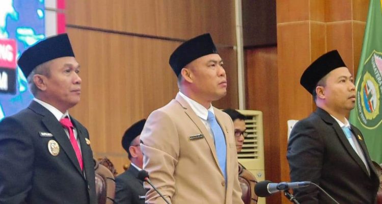 Wakil Bupati Musi Rawas, H. Suprayitno, menghadiri Sidang Paripurna DPRD Kabupaten Musi Rawas untuk mendengarkan pidato Presiden Republik Indonesia dalam rangka penyampaian laporan kinerja lembaga-lembaga negara dan pidato kenegaraan menyambut HUT ke-81 Kemerdekaan RI, di Ruang Rapat Paripurna DPRD Mura, Jumat (14/8/2026). Wakil Bupati Musi Rawas, H. Suprayitno, menghadiri Sidang Paripurna DPRD Kabupaten Musi Rawas untuk mendengarkan pidato Presiden Republik Indonesia dalam rangka penyampaian laporan kinerja lembaga-lembaga negara dan pidato kenegaraan menyambut HUT ke-81 Kemerdekaan RI, di Ruang Rapat Paripurna DPRD Mura, Jumat (14/8/2026).