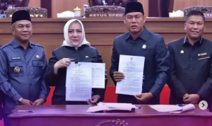 DPRD Kabupaten Musi Rawas bersama Bupati Hj. Ratna Machmud dan Wakil Bupati H. Suprayitno dalam Rapat Paripurna penandatanganan Nota Kesepakatan KUA serta PPAS APBD Perubahan Tahun Anggaran 2026 di Ruang Rapat Paripurna Sekretariat DPRD Mura, Rabu (2/9/2026). DPRD Kabupaten Musi Rawas bersama Bupati Hj. Ratna Machmud dan Wakil Bupati H. Suprayitno dalam Rapat Paripurna penandatanganan Nota Kesepakatan KUA serta PPAS APBD Perubahan Tahun Anggaran 2026 di Ruang Rapat Paripurna Sekretariat DPRD Mura, Rabu (2/9/2026).