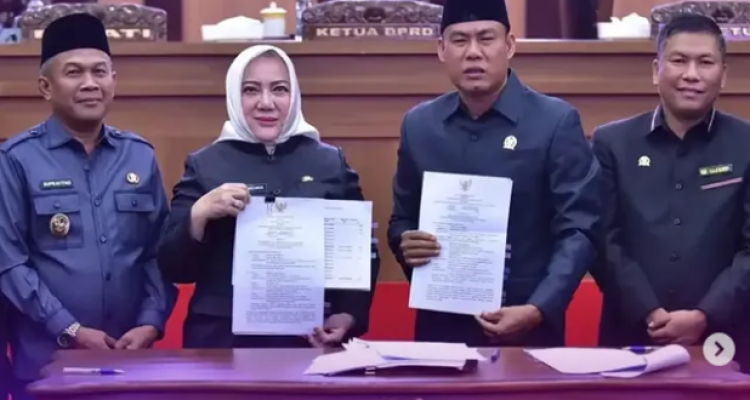 DPRD Kabupaten Musi Rawas bersama Bupati Hj. Ratna Machmud dan Wakil Bupati H. Suprayitno dalam Rapat Paripurna penandatanganan Nota Kesepakatan KUA serta PPAS APBD Perubahan Tahun Anggaran 2026 di Ruang Rapat Paripurna Sekretariat DPRD Mura, Rabu (2/9/2026). DPRD Kabupaten Musi Rawas bersama Bupati Hj. Ratna Machmud dan Wakil Bupati H. Suprayitno dalam Rapat Paripurna penandatanganan Nota Kesepakatan KUA serta PPAS APBD Perubahan Tahun Anggaran 2026 di Ruang Rapat Paripurna Sekretariat DPRD Mura, Rabu (2/9/2026).