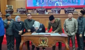 Ketua DPRD Musi Rawas, Firdaus Cik Olah, saat memimpin Rapat Paripurna penandatanganan Nota Kesepahaman (MoU) dan penetapan Propemda Tahun 2026. Ketua DPRD Musi Rawas, Firdaus Cik Olah, saat memimpin Rapat Paripurna penandatanganan Nota Kesepahaman (MoU) dan penetapan Propemda Tahun 2026.
