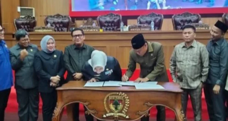 Ketua DPRD Musi Rawas, Firdaus Cik Olah, saat memimpin Rapat Paripurna penandatanganan Nota Kesepahaman (MoU) dan penetapan Propemda Tahun 2026. Ketua DPRD Musi Rawas, Firdaus Cik Olah, saat memimpin Rapat Paripurna penandatanganan Nota Kesepahaman (MoU) dan penetapan Propemda Tahun 2026.