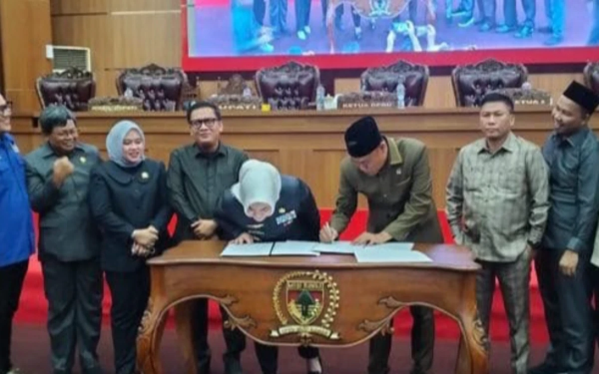 Ketua DPRD Musi Rawas, Firdaus Cik Olah, saat memimpin Rapat Paripurna penandatanganan Nota Kesepahaman (MoU) dan penetapan Propemda Tahun 2026.