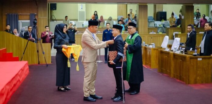 Pelantikan Septiandry Arrosyidu sebagai anggota PAW DPRD Kabupaten Musi Rawas dipimpin Ketua DPRD Mura, Firdaus Cik Olah, dalam Rapat Paripurna, Kamis (25/6/2026). (Ft. Darlian Syah) Pelantikan Septiandry Arrosyidu sebagai anggota PAW DPRD Kabupaten Musi Rawas dipimpin Ketua DPRD Mura, Firdaus Cik Olah, dalam Rapat Paripurna, Kamis (25/6/2026). (Ft. Darlian Syah)